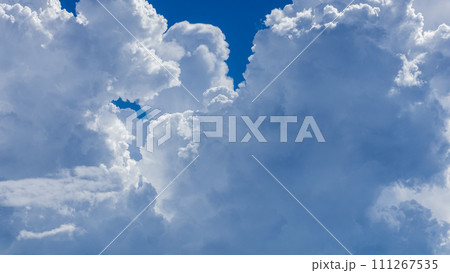 青空にあらわれた積乱雲 青空にあらわれた積乱雲 111267535