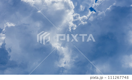 青空にあらわれた積乱雲 111267748