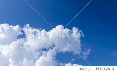 青空にあらわれた積乱雲 111267815