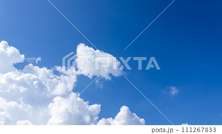 青空にあらわれた積乱雲 111267833