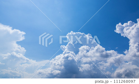 青空にあらわれた積乱雲 111268097