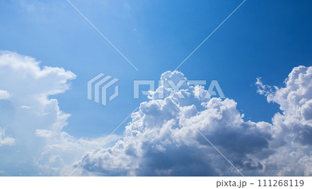 青空にあらわれた積乱雲 111268119