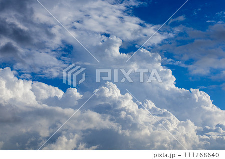 夕方の空にあらわれた積乱雲 111268640