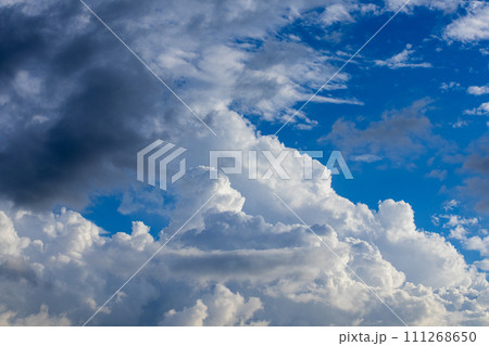 夕方の空にあらわれた積乱雲 夕方の空にあらわれた積乱雲 111268650