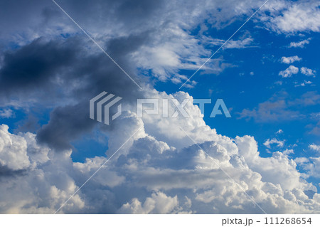 夕方の空にあらわれた積乱雲 夕方の空にあらわれた積乱雲 111268654