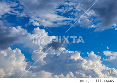 夕方の空にあらわれた積乱雲 111268665