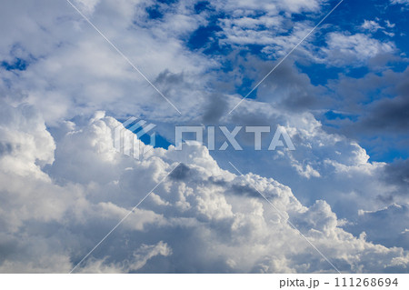 夕方の空にあらわれた積乱雲 夕方の空にあらわれた積乱雲 111268694