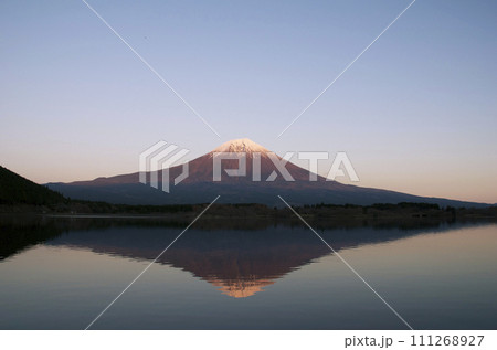 田貫湖と富士山 111268927