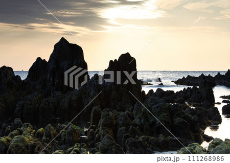 根本海岸屏風岩の夕景 111268986