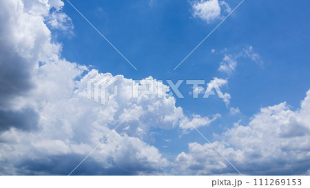 青空にあらわれた積乱雲 111269153