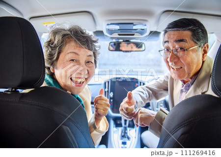 シニア夫婦　ドライブ　サムズアップ 111269416