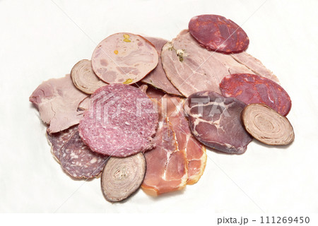 ハム、ソーセージ、サラミの種類たくさん 111269450