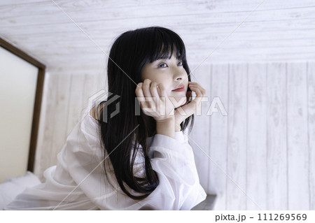 部屋のロフトでくつろぐ若い女性 111269569