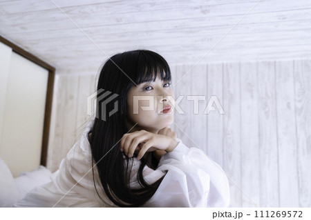 部屋のロフトでくつろぐ若い女性 111269572