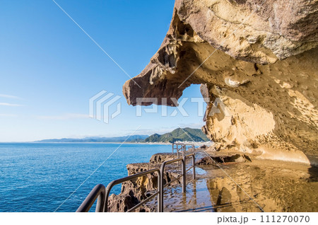 【自然の造形】海岸風景・世界遺産「鬼ヶ城」(三重県・熊野灘) 111270070