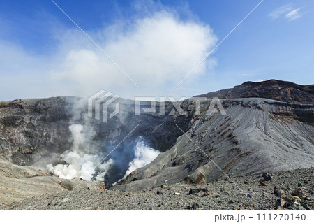 熊本県/ 噴煙を上げる阿蘇中岳第一火口(見学コース) 熊本県/ 噴煙を上げる阿蘇中岳第一火口(見学コース) 111270140