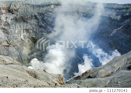熊本県/ 噴煙を上げる阿蘇中岳第一火口(見学コース) 熊本県/ 噴煙を上げる阿蘇中岳第一火口(見学コース) 111270141