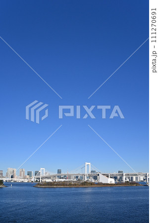 お台場海浜公園から見たレインボーブリッジ お台場海浜公園から見たレインボーブリッジ 111270691