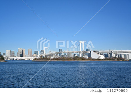 お台場海浜公園から見たレインボーブリッジ お台場海浜公園から見たレインボーブリッジ 111270696