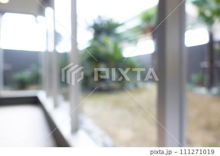 マンションエントランスの背景ボケ 111271019