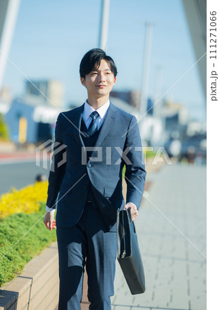 スーツを着た若い男性 111271066