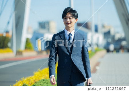 スーツを着た若い男性 スーツを着た若い男性 111271067