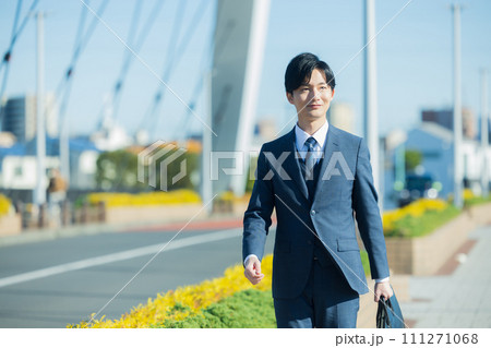 スーツを着た若い男性 スーツを着た若い男性 111271068