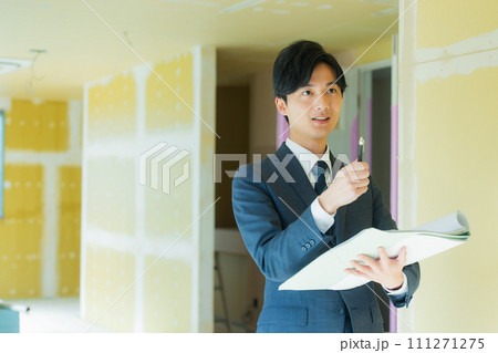 工事現場で指示するビジネスマン 工事現場で指示するビジネスマン 111271275