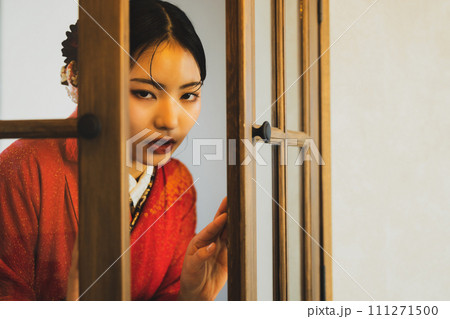 窓辺の着物の女性 窓辺の着物の女性 111271500