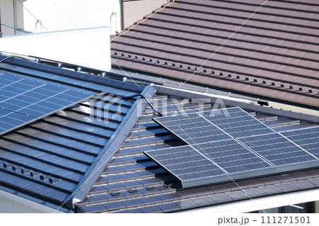 屋根に設置されたソーラーパネル 屋根に設置されたソーラーパネル 111271501