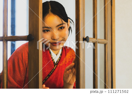 窓辺の着物の女性 111271502