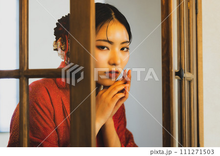 窓辺の着物の女性 111271503