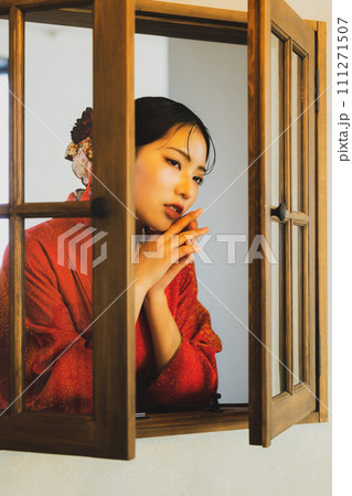 窓辺の着物の女性 窓辺の着物の女性 111271507