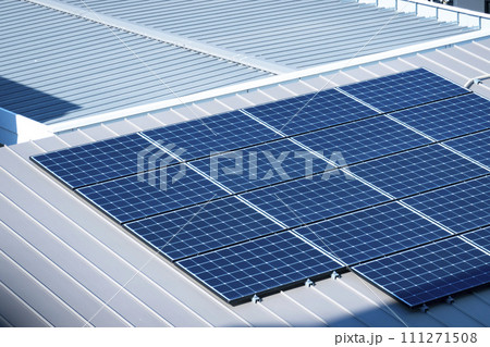 屋根に設置されたソーラーパネル 111271508