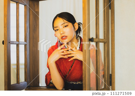 窓辺の着物の女性 窓辺の着物の女性 111271509