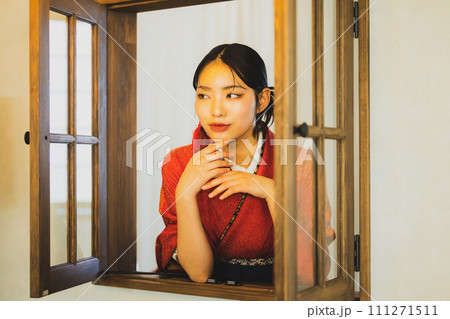 窓辺の着物の女性 窓辺の着物の女性 111271511
