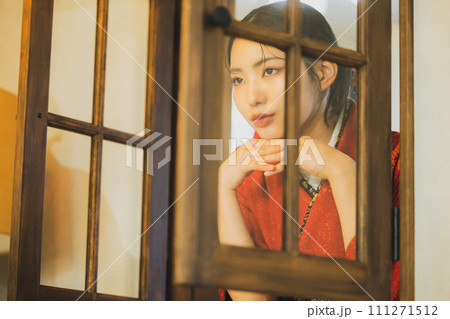 窓辺の着物の女性 窓辺の着物の女性 111271512