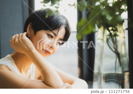 窓辺で夕陽を見る女性 窓辺で夕陽を見る女性 111271756