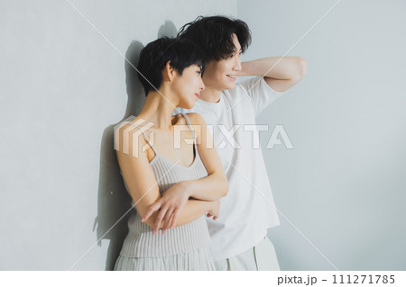 寄り添うカップル　 111271785