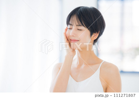 スキンケアをする若い女性 スキンケアをする若い女性 111271807