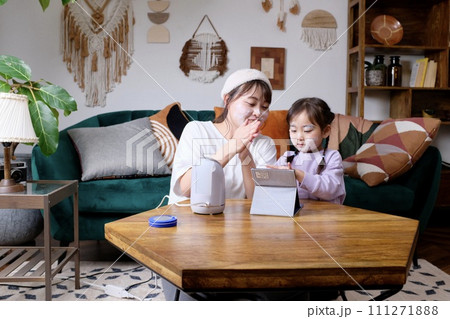 自宅でスキンケアを楽しむ母と娘の親子時間 自宅でスキンケアを楽しむ母と娘の親子時間 111271888