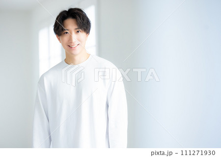 白いシャツの男性　 111271930