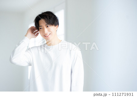 白いシャツの男性　 111271931