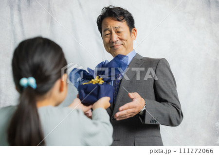 父の日にプレゼントを渡す娘 父の日にプレゼントを渡す娘 111272066