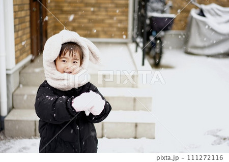 冬の喜び、雪遊びを楽しむ女の子の楽しい瞬間 111272116