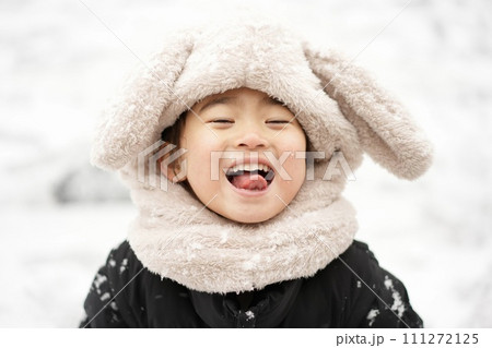 冬の喜び、雪遊びを楽しむ女の子の楽しい瞬間 111272125