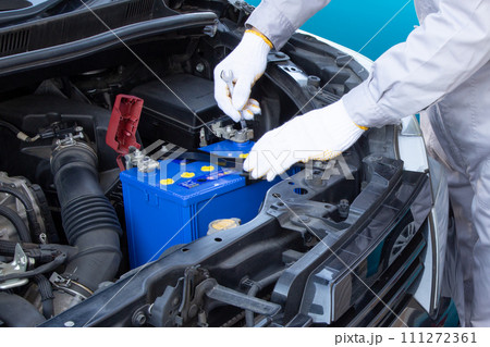 車のバッテリーの点検　交換作業 111272361