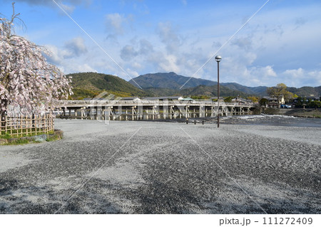 日本の春の京都　嵐山周辺の街並み　観光名所の渡月橋と桂川　美しい桜と新緑 111272409
