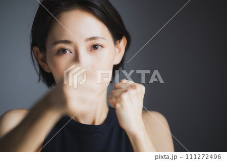 ボクササイズをする女性 111272496
