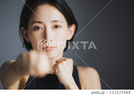 ボクササイズをする女性 111272498